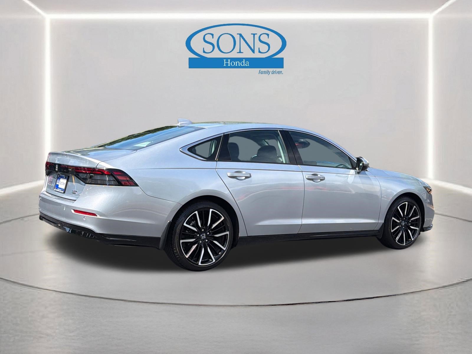 Certified Used 2025 Solar Silver Metallic Honda Touring image 25