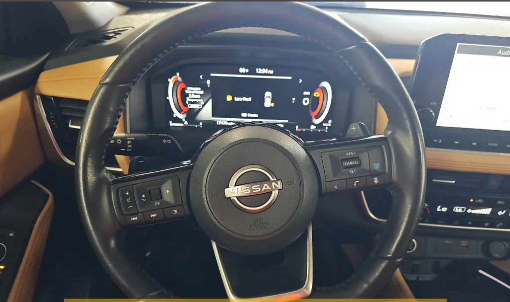 Used 2023 White Nissan Platinum image 25