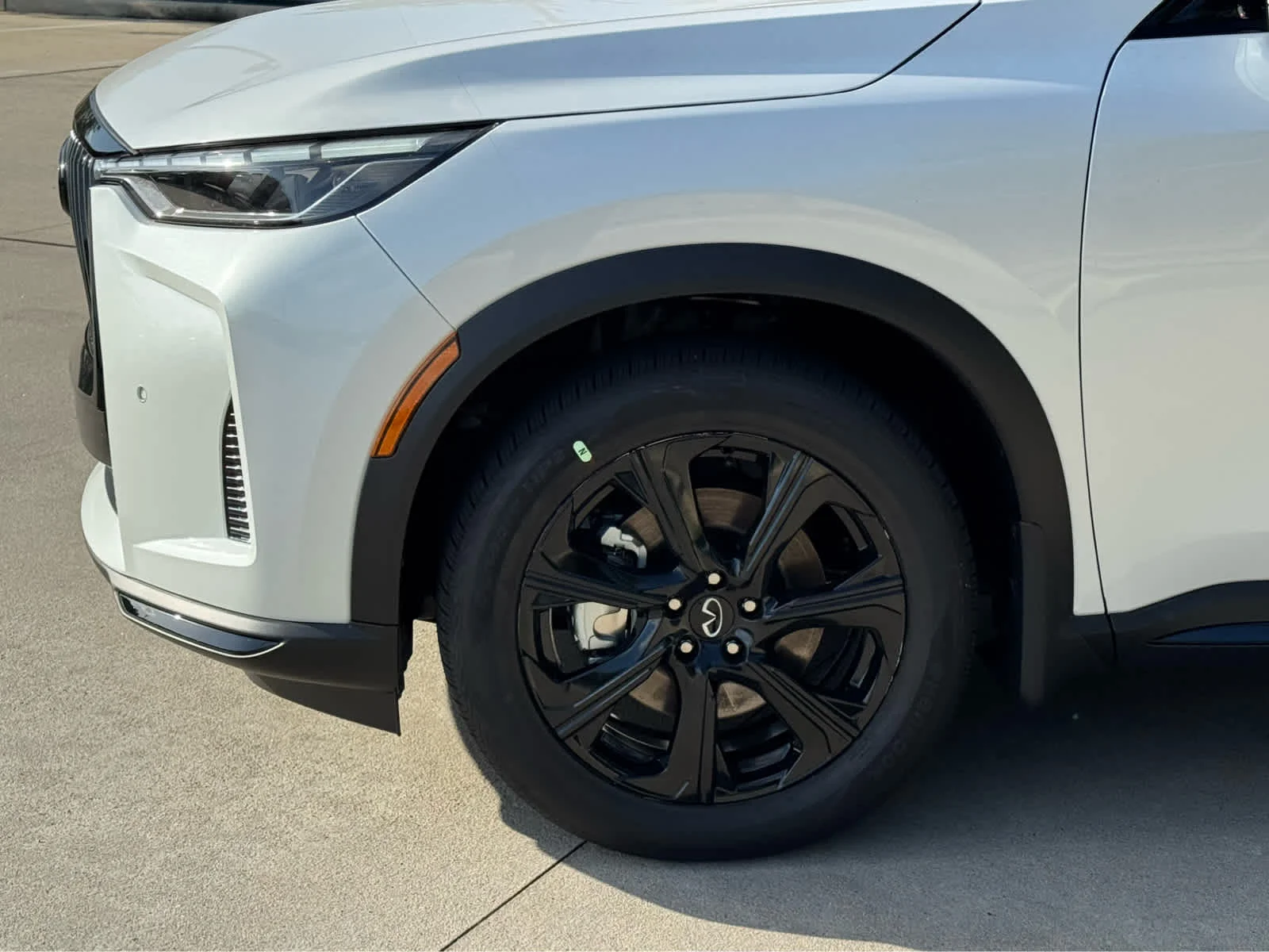 New 2027 2T RAD WHT INFINITI Autograph AWD image 7