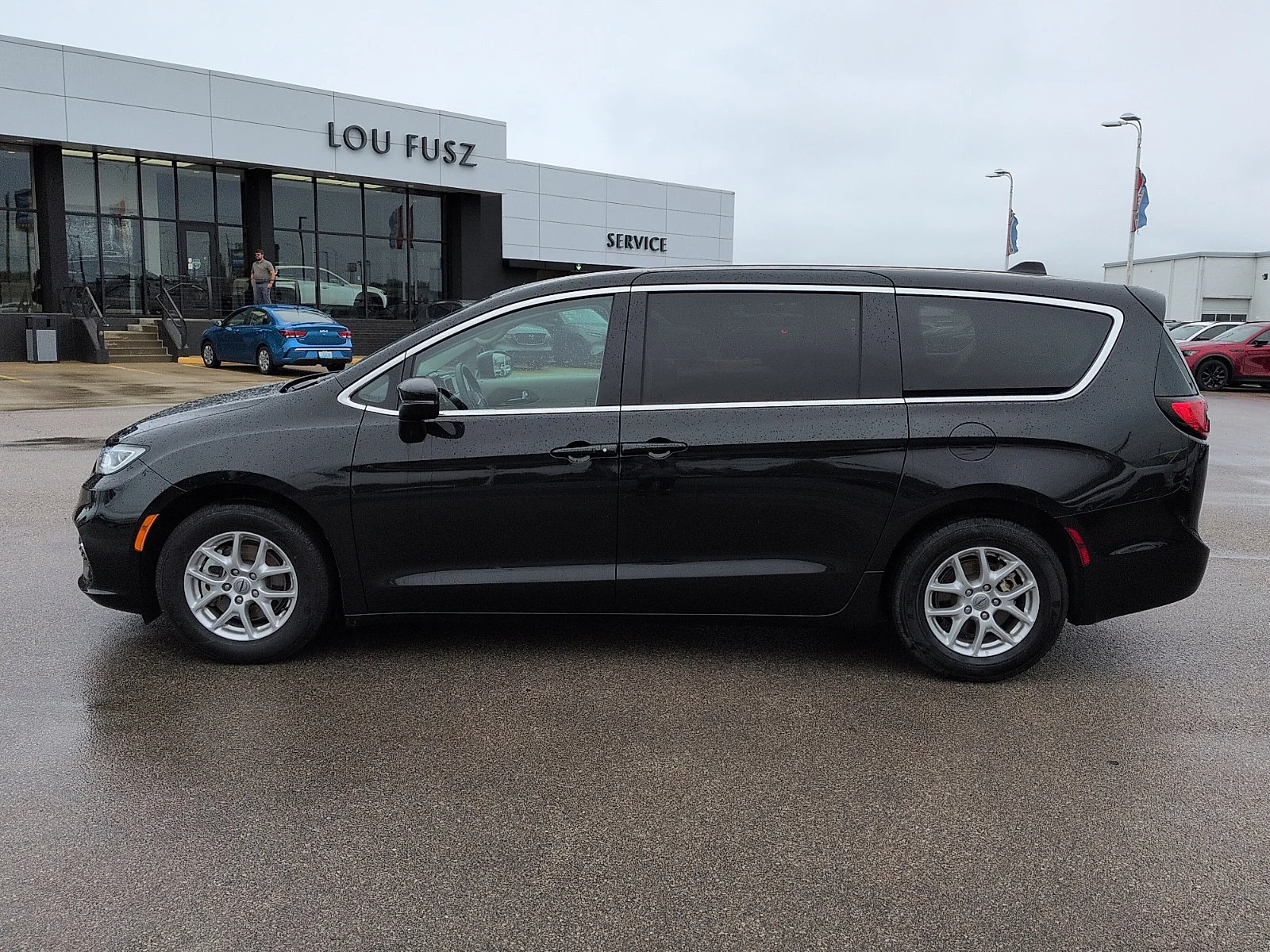 Used 2023 Brilliant Black Crystal Pearlcoat Chrysler Touring L image 4