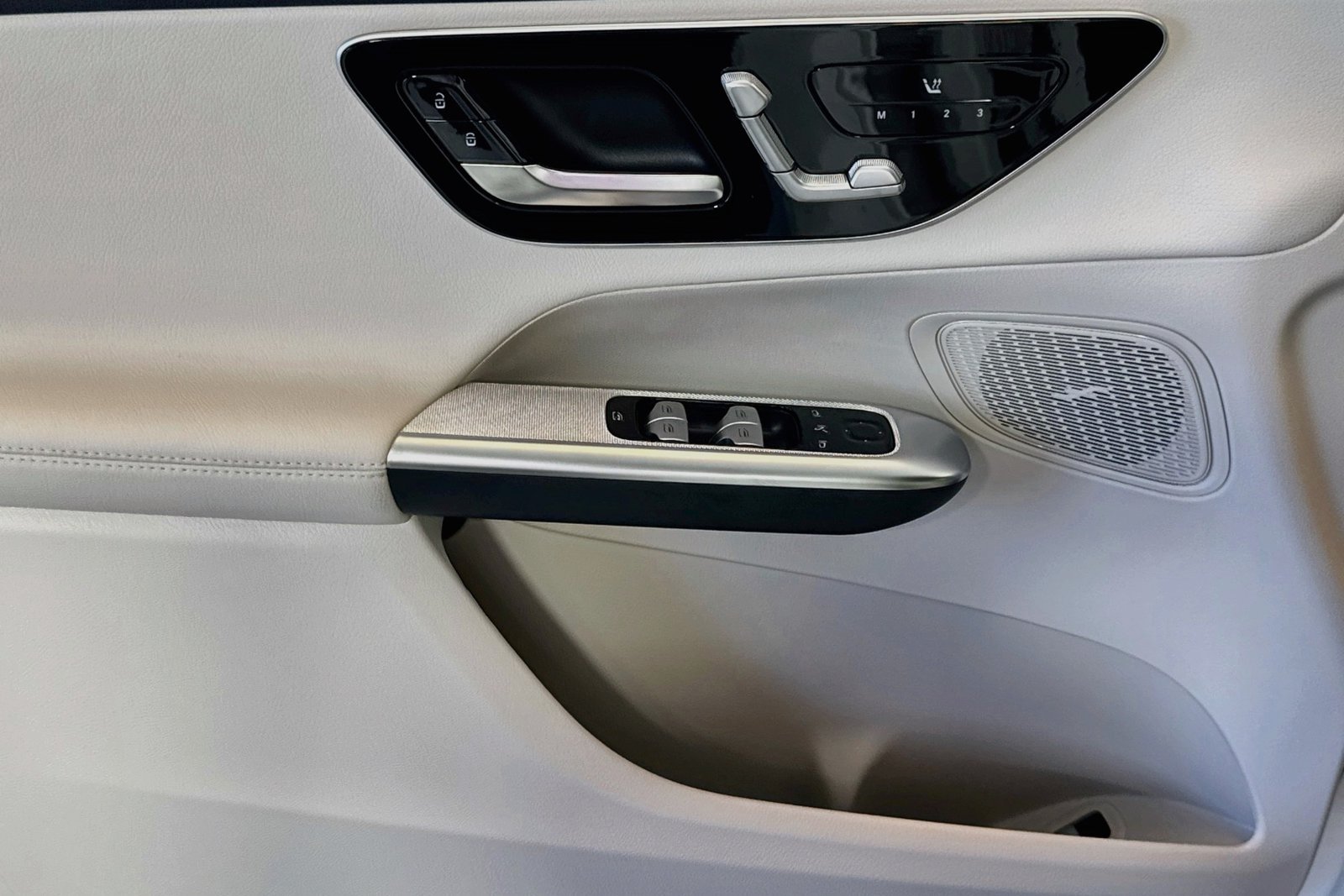 New 2026 Polar White Mercedes-Benz GLC 300 image 16