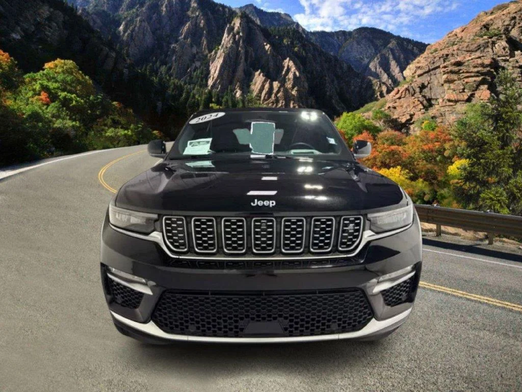 Used 2024 Diamond Black Crystal Pearlcoat Jeep Summit Reserve image 4