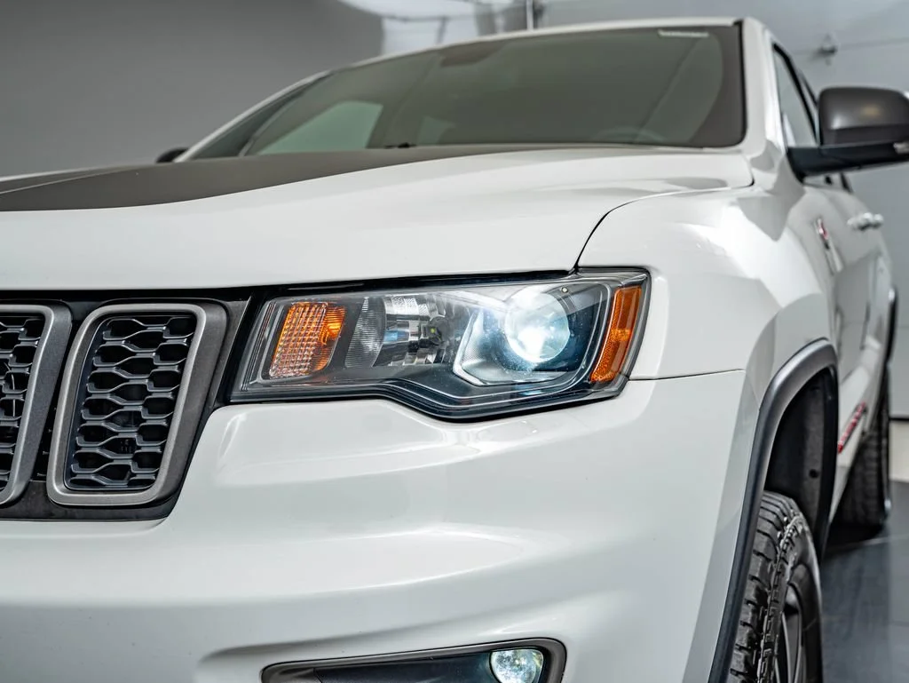 Used 2019 Bright White Clearcoat Jeep Trailhawk image 14