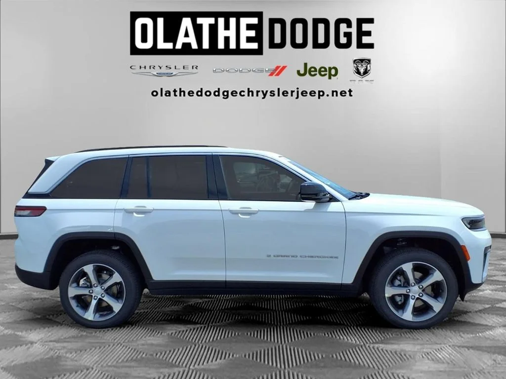 New 2026 Diamond Black Crystal Pearl-Coat Exterior Paint Jeep Limited image 28
