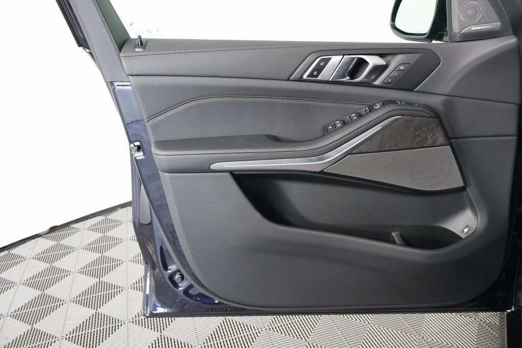 New 2026 Carbon Black Metallic BMW xDrive50e image 7
