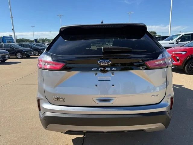 Used 2022 Black Ford SEL image 4