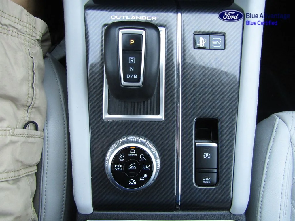 Certified Used 2024 Labrador Black Pearl Mitsubishi SEL image 17