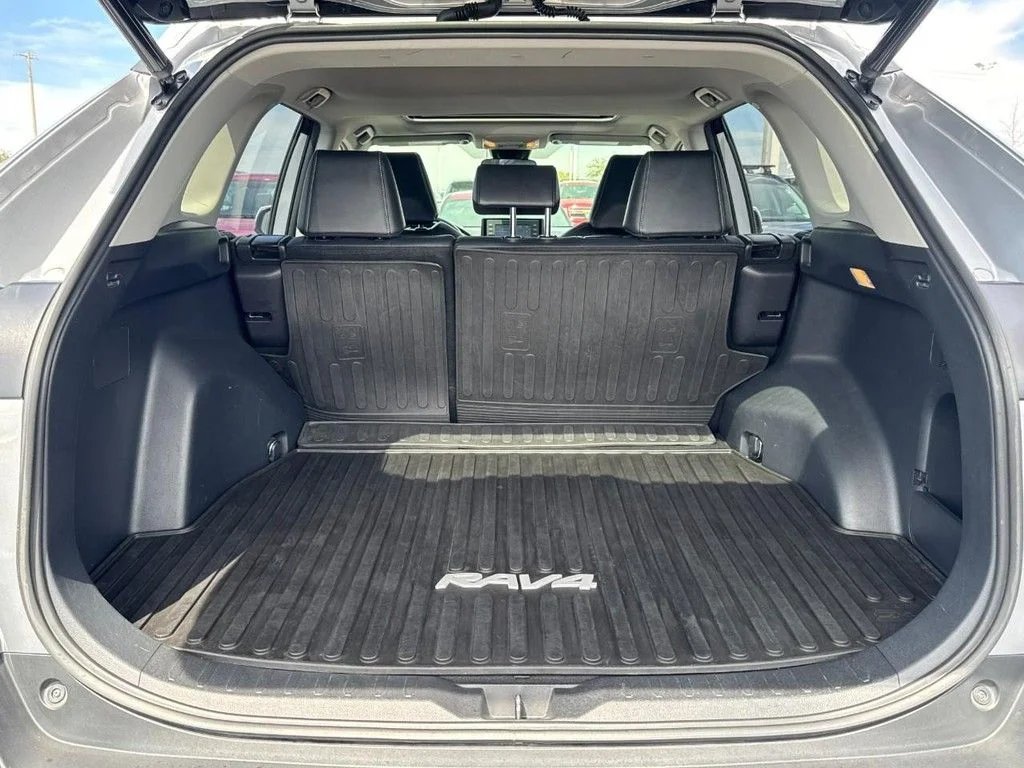 Used 2020 Silver Toyota XLE Premium image 6