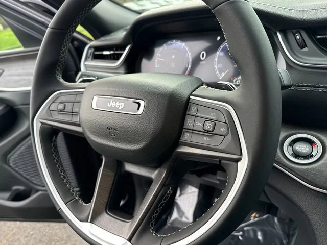 New 2025 Diamond Black Crystal Pearl-Coat Exterior Paint Jeep Limited image 17