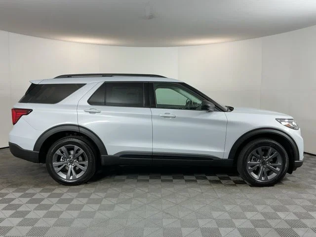 New 2026 Space White Metallic Ford Active image 4