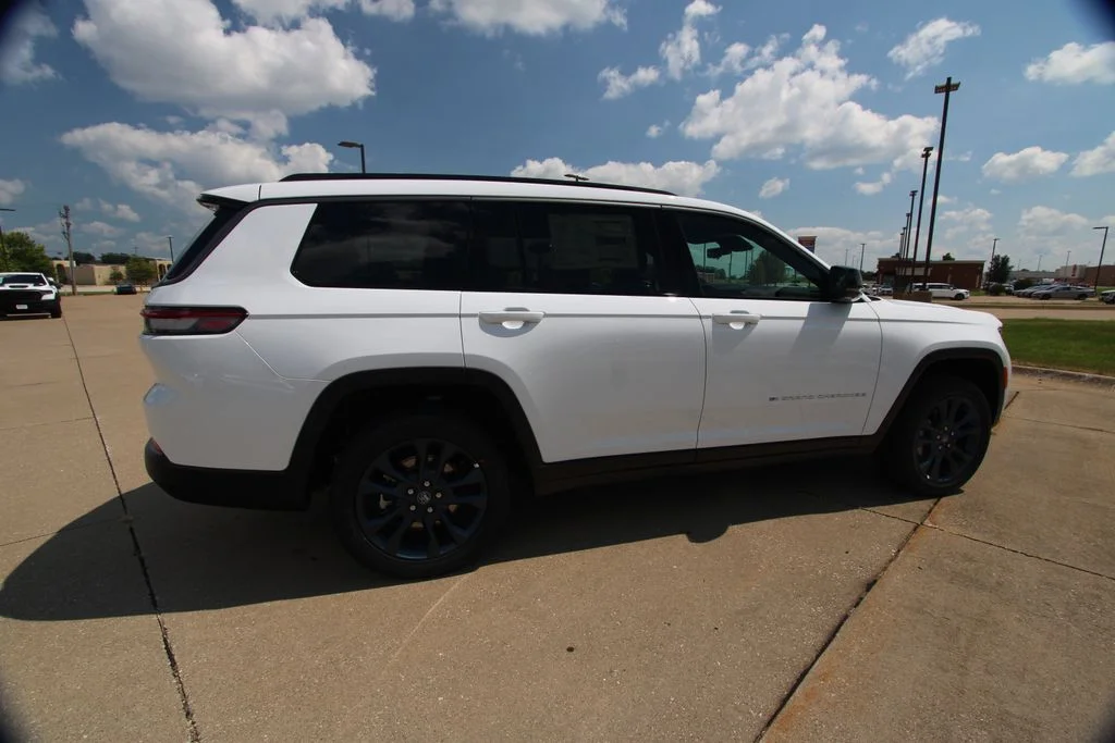 New 2026 Bright White Clear-Coat Exterior Paint Jeep Limited image 5