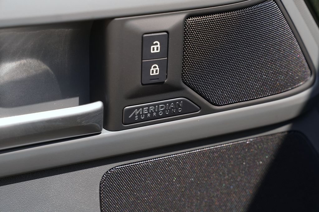 New 2026 Woolstone Green Land Rover X-Dynamic SE image 11