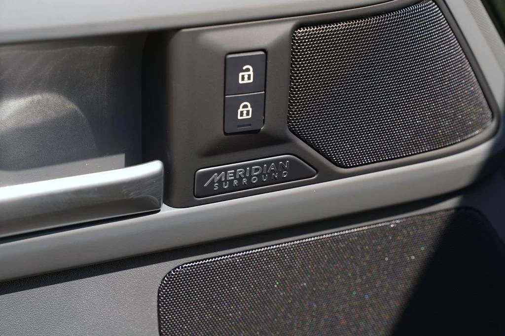 New 2026 Woolstone Green Land Rover X-Dynamic SE image 12