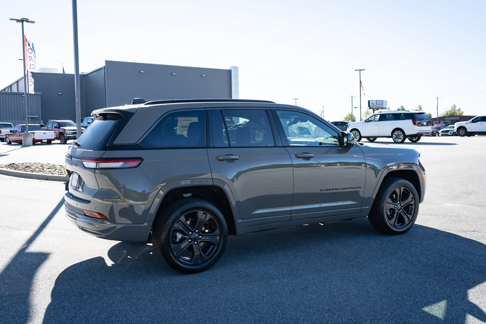 New 2027 Gray Jeep Limited Reserve image 10