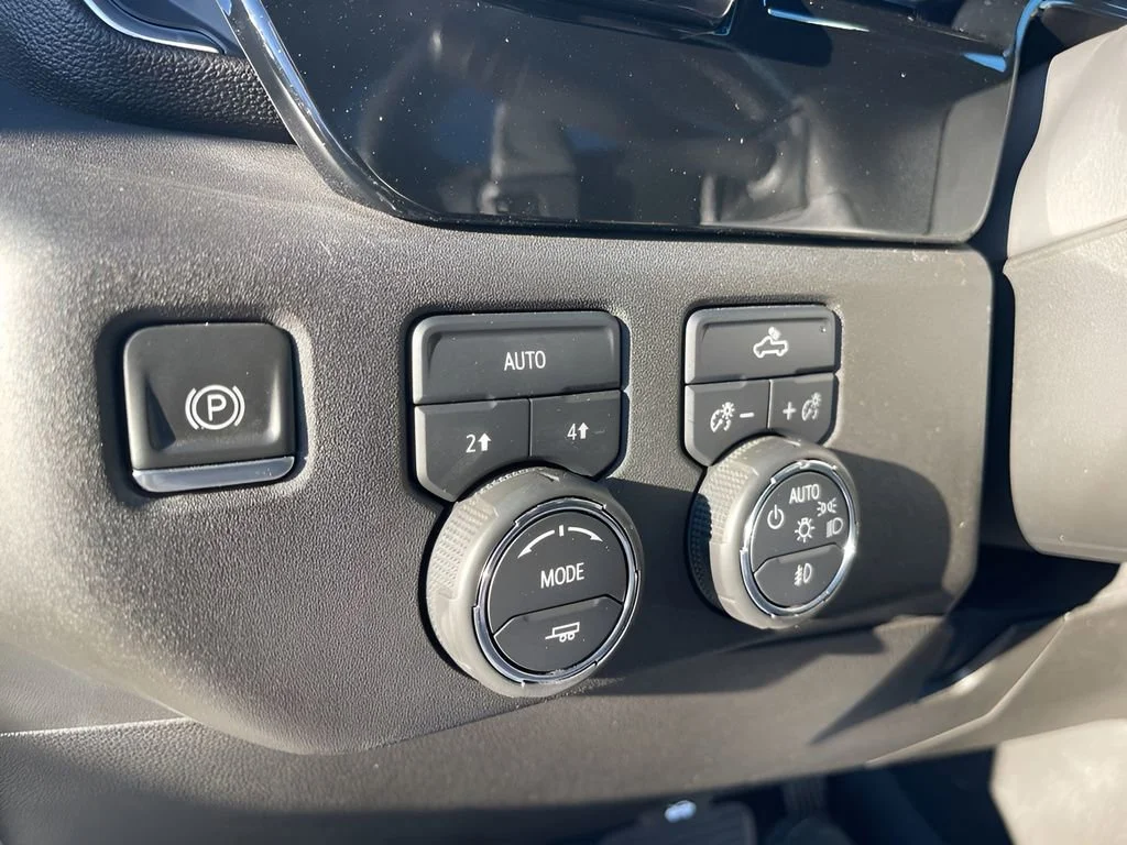 Used 2024 Summit White Chevrolet RST image 28