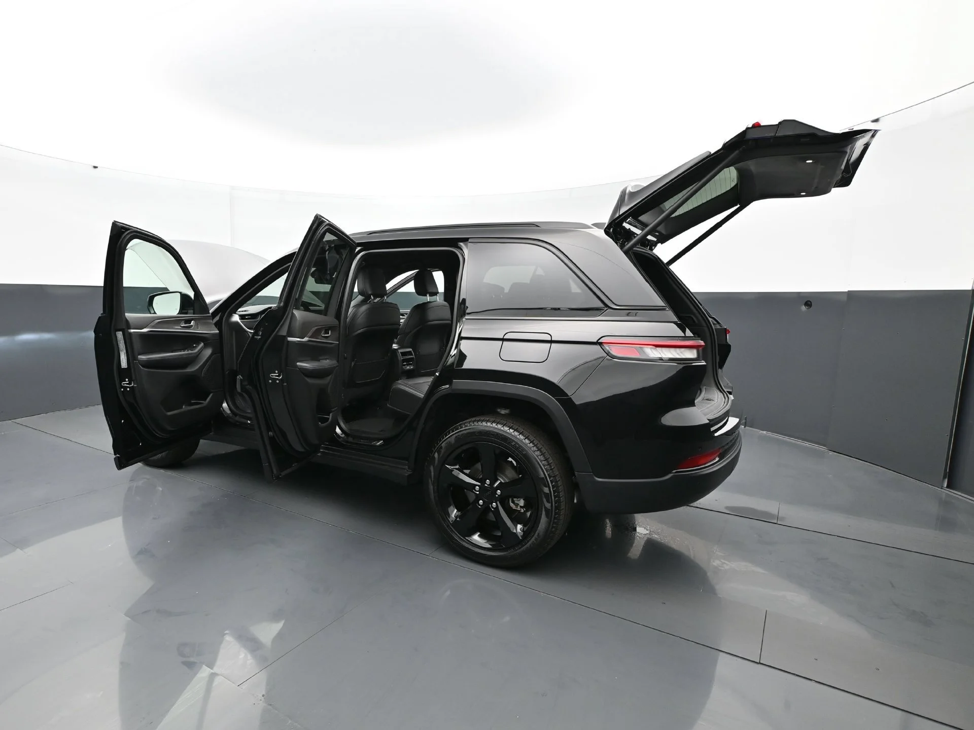 Used 2025 Diamond Black Crystal Pearlcoat Jeep Limited image 36