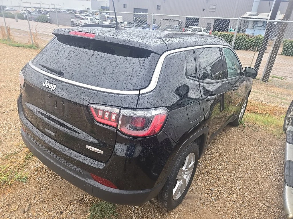 Certified Used 2022 Black Jeep Latitude image 3