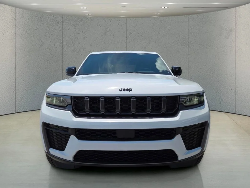 New 2026 Bright White Clear-Coat Exterior Paint Jeep Laredo Altitude image 2