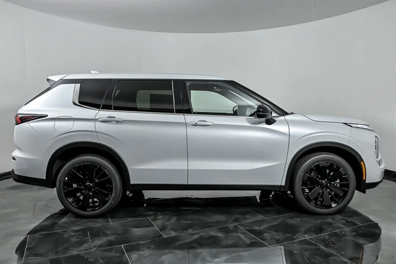 New 2026 White Diamond Mitsubishi LE image 9