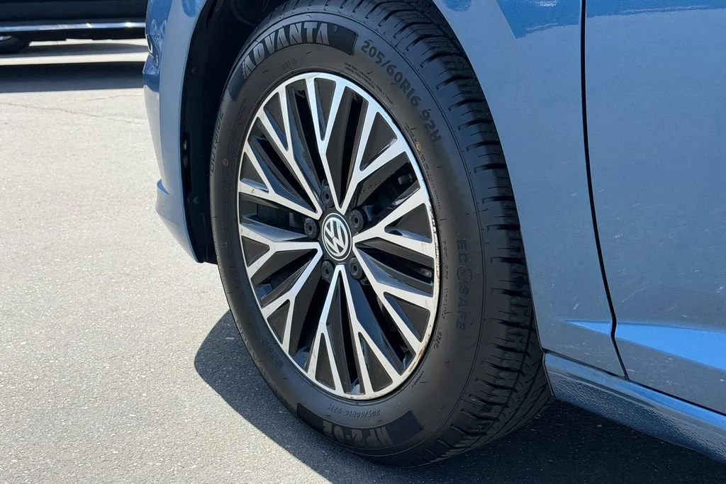 Used 2019 Blue Volkswagen SEL image 9