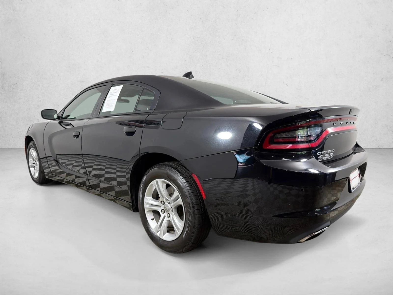 Used 2023 Black Dodge SXT image 5