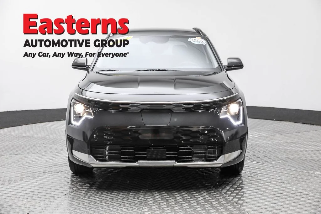 Used 2024 Gray Kia Wind image 2
