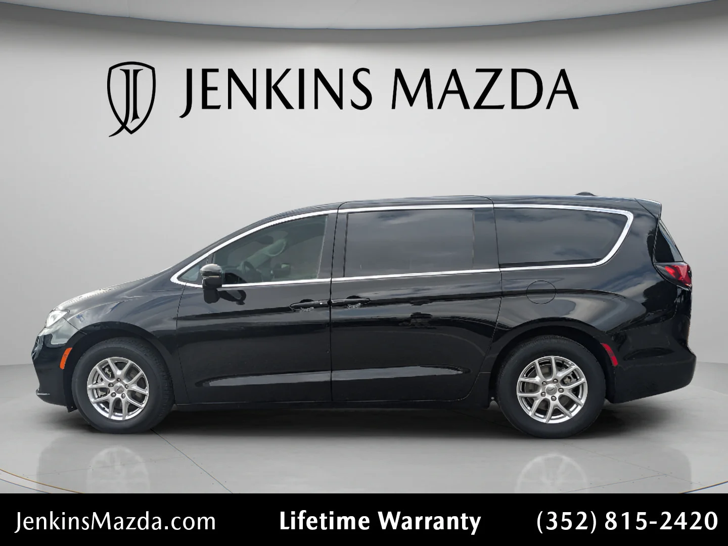 Used 2024 Diamond Black Crystal Pearlcoat Chrysler Touring L image 4
