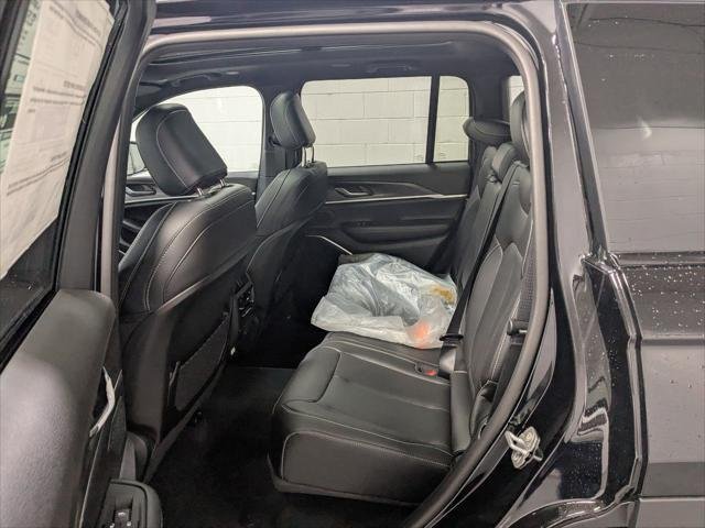 New 2026 Diamond Black Crystal Pearl-Coat Exterior Paint Jeep Limited image 17
