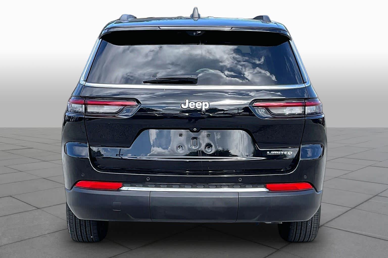 Used 2024 Diamond Black Crystal Pearlcoat Jeep Limited image 5