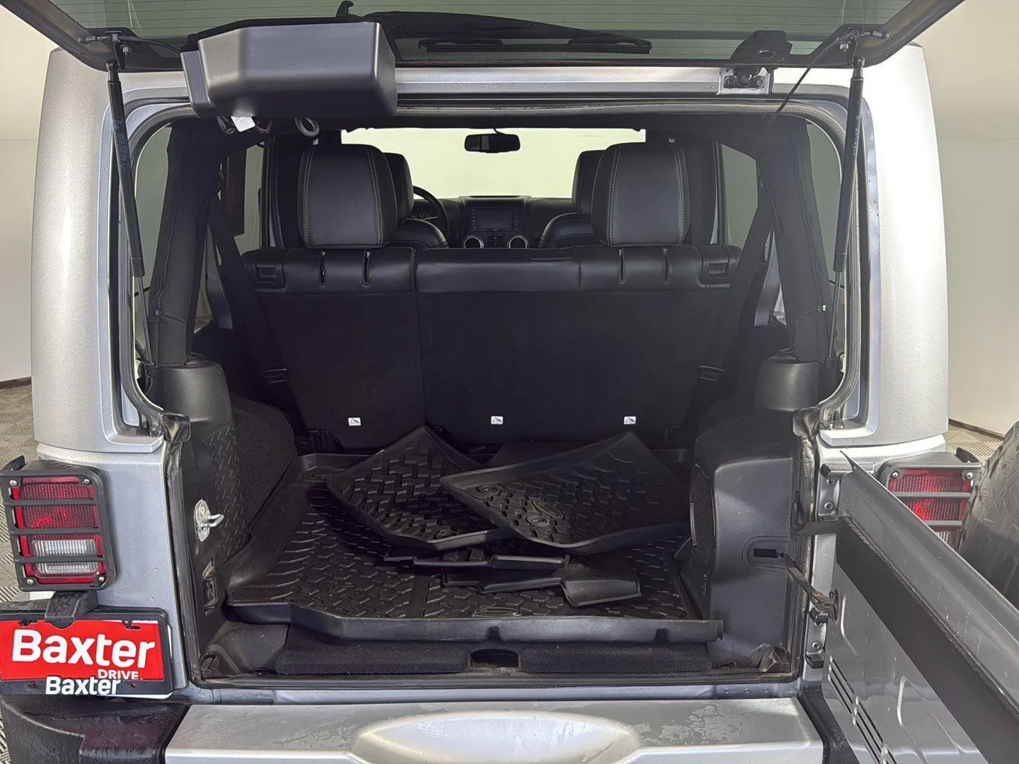 Used 2014  Jeep Sahara image 17