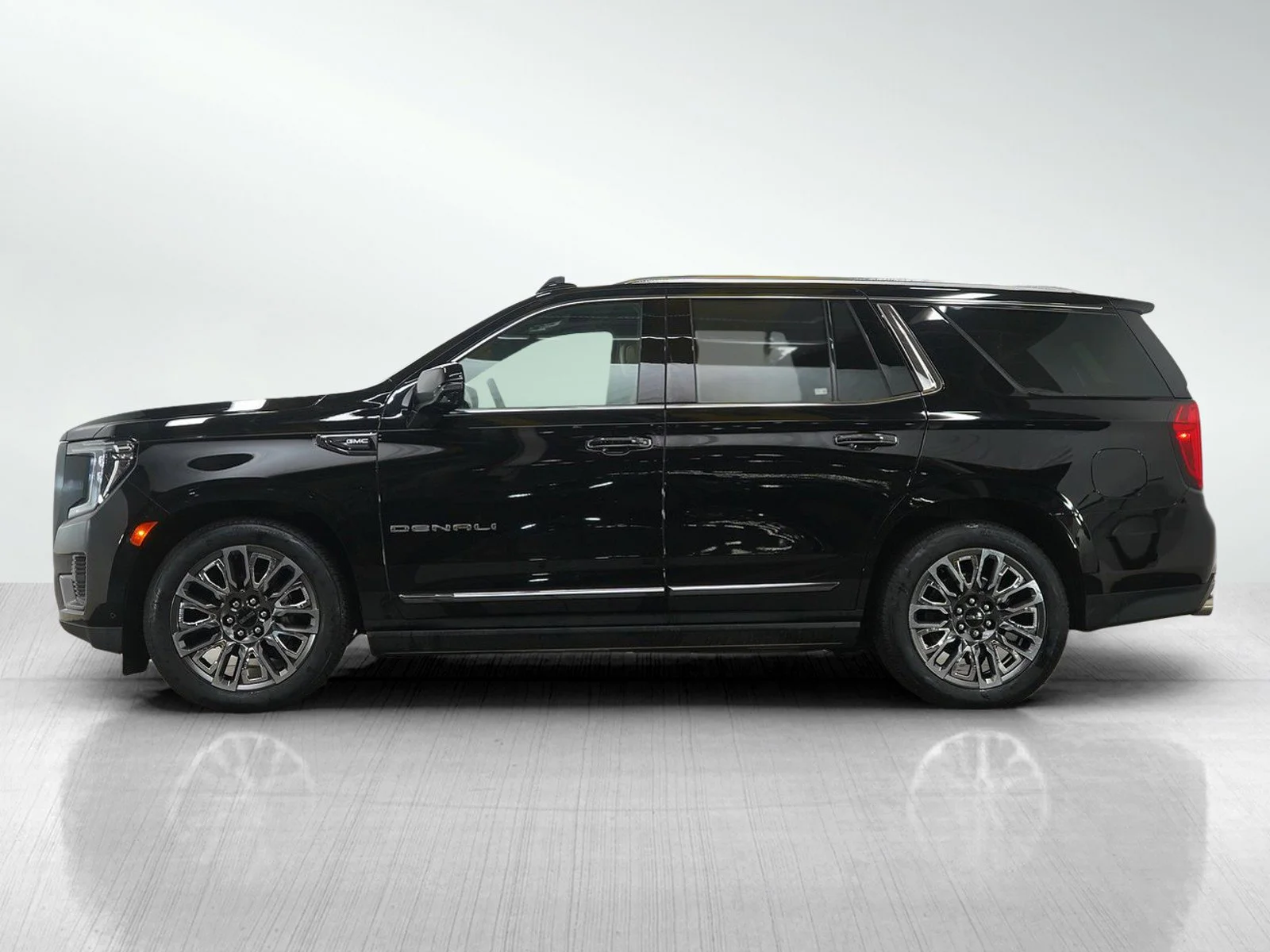 Used 2024 GMC Yukon Denali Ultimate with VIN 1GKS2EKL4RR149726 for sale in Roseville, Minnesota