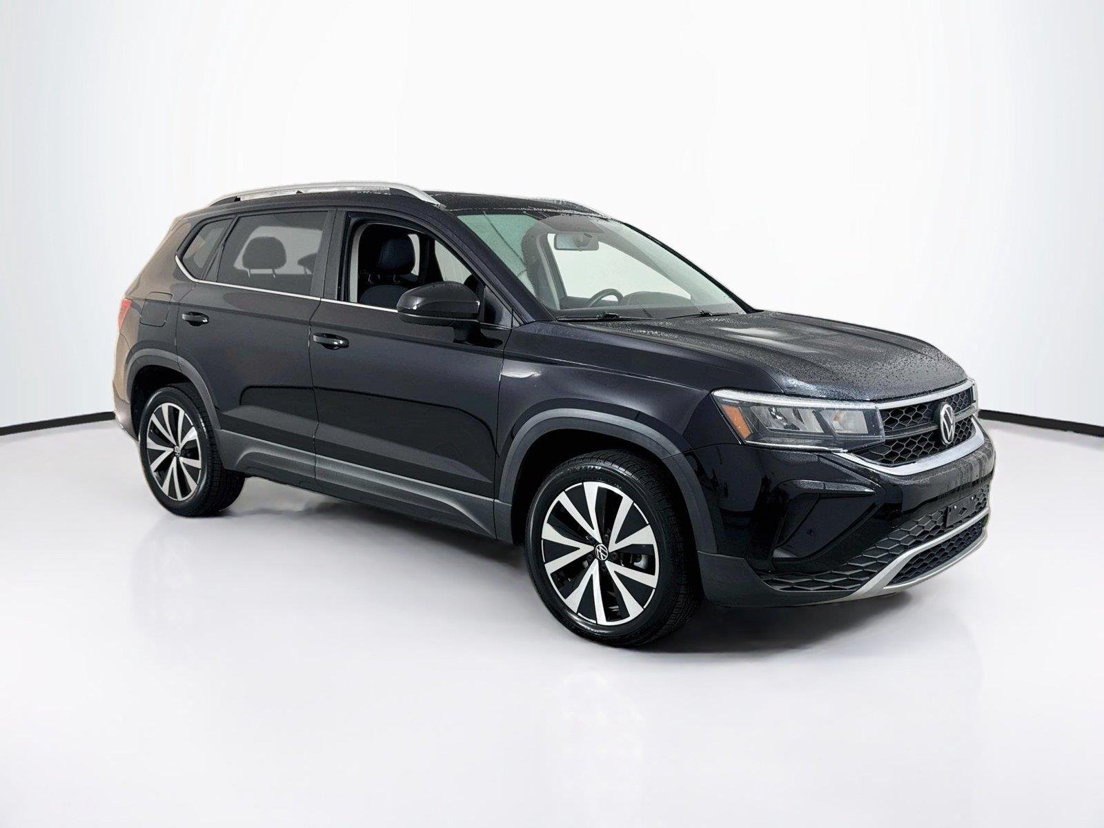 Used 2022 Deep Black Pearl Volkswagen SE image 6