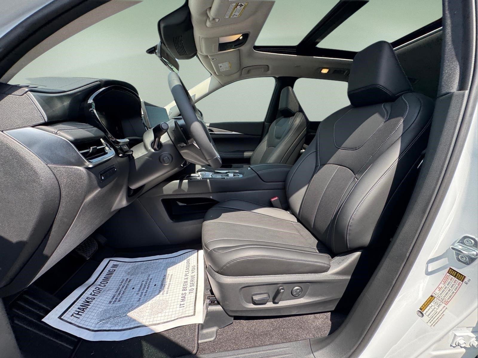 New 2027 Radiant White INFINITI Luxe AWD image 22