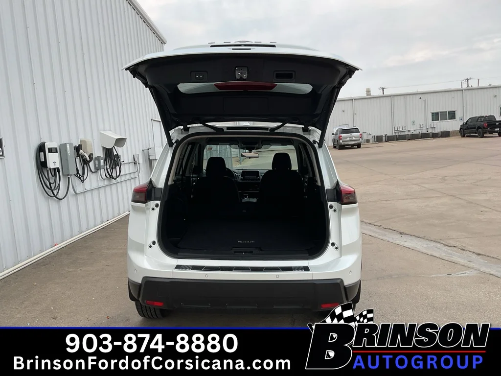 Used 2025 Everest White Pearl Nissan SV image 11