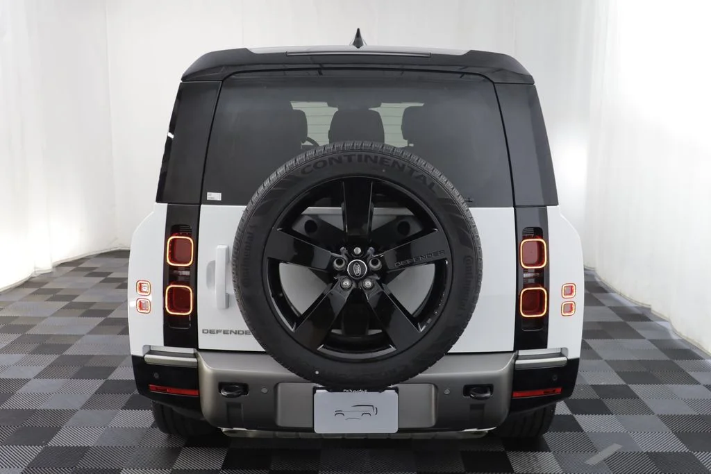 Certified Used 2025 White Land Rover X-Dynamic SE image 17
