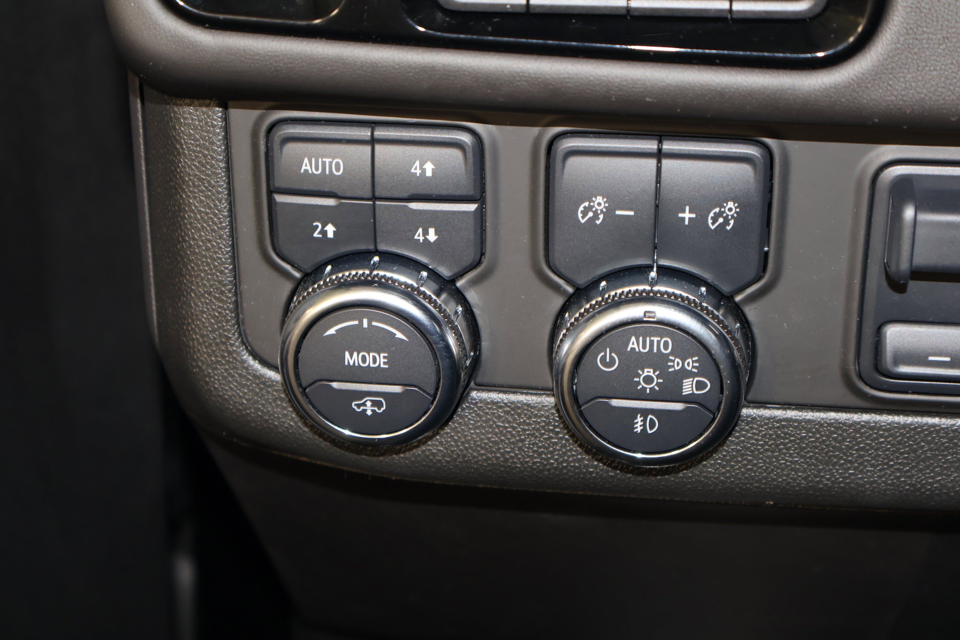 2025 GMC Yukon AT4 Ultimate - Photo 38