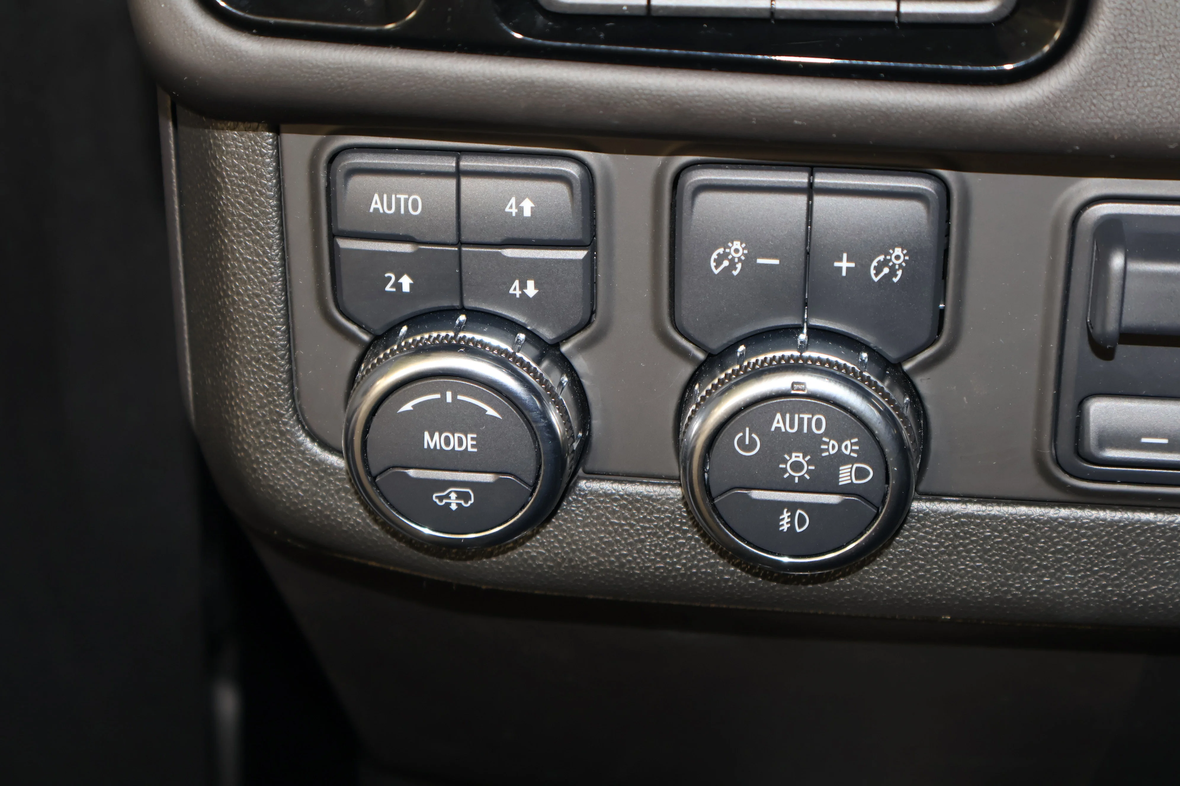 2025 GMC Yukon AT4 Ultimate - Photo 38