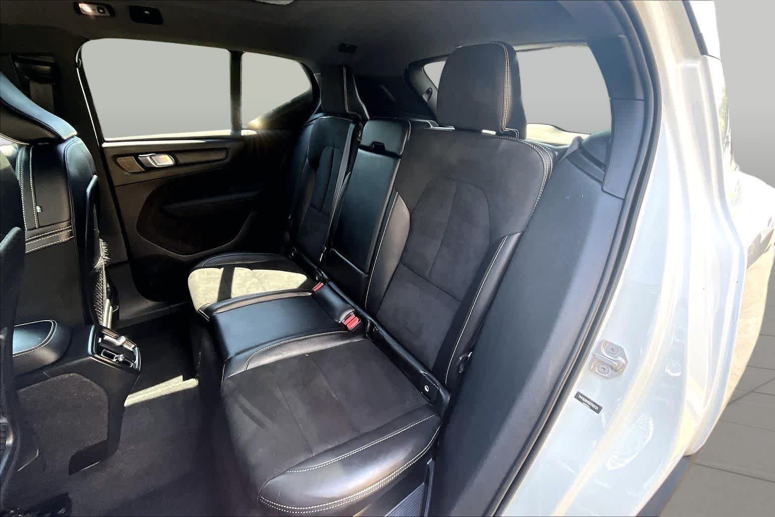 Used 2022 Crystal White Metallic Volvo R-Design image 21
