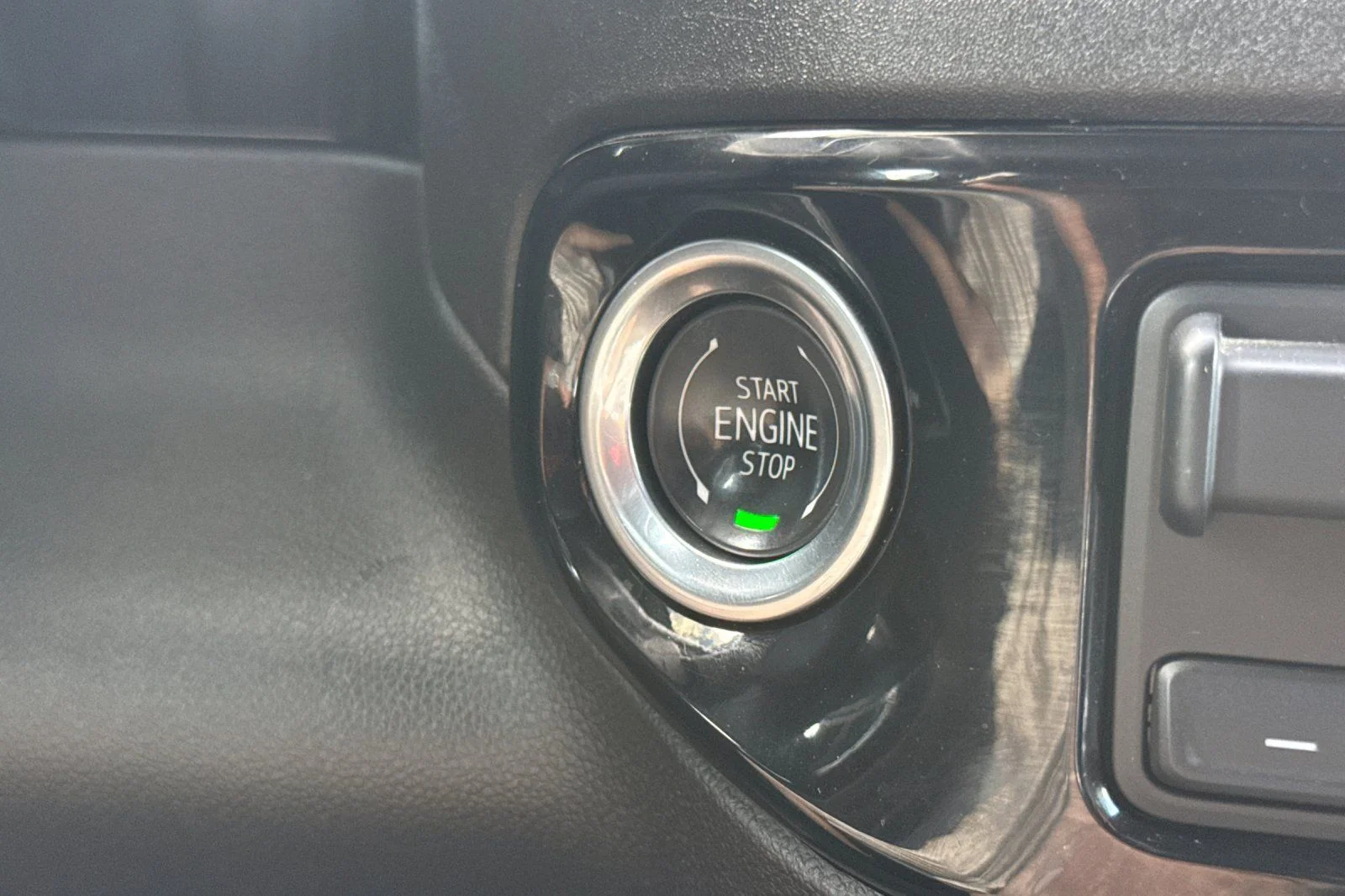 Used 2025  GMC Elevation image 21