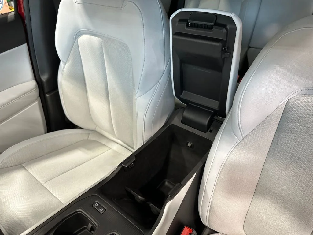 New 2026 Red Hot Pearl-Coat Exterior Paint Jeep Laredo image 29