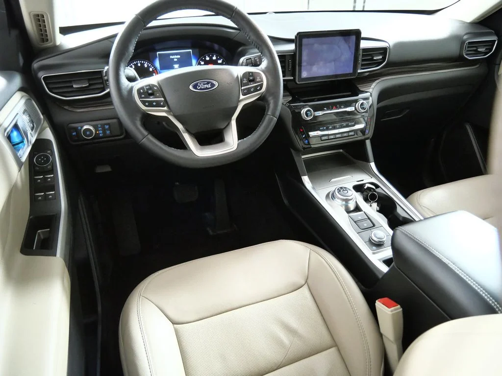 Used 2022 White Ford Limited image 4