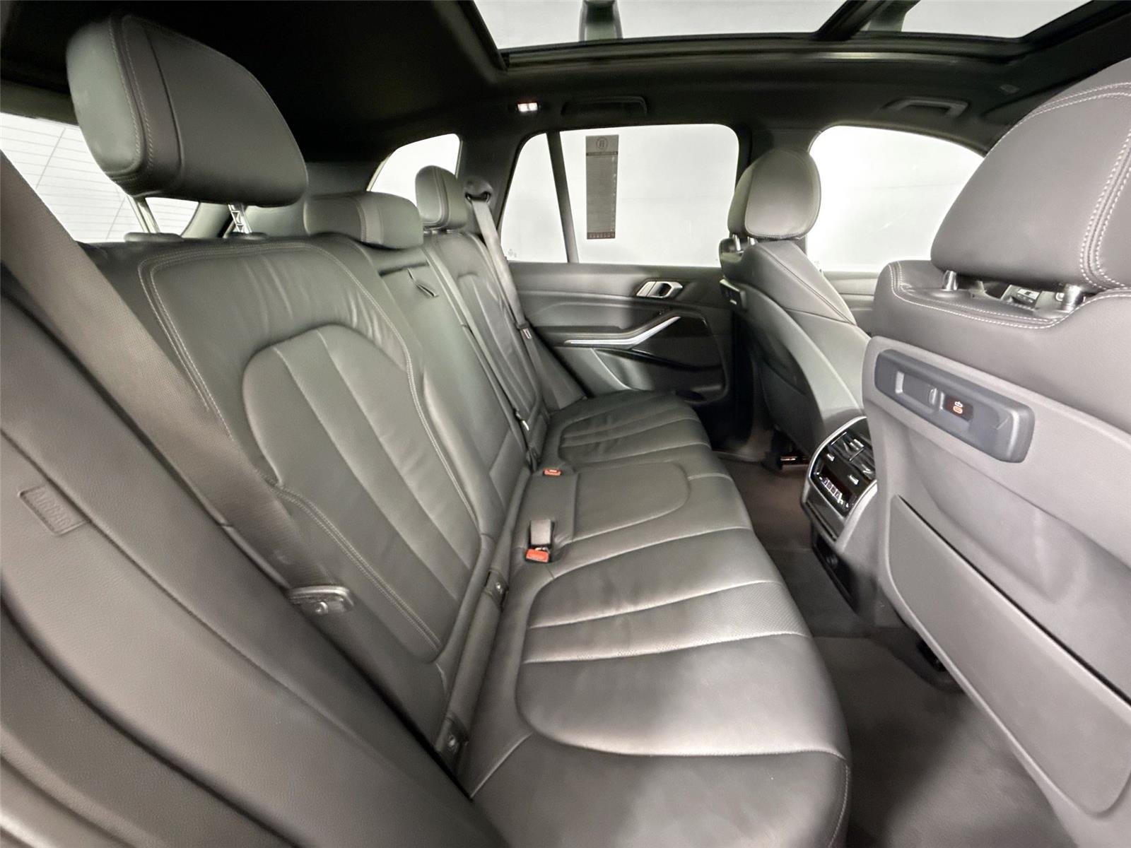 Used 2019 Black Sapphire Metallic BMW xDrive40i image 44