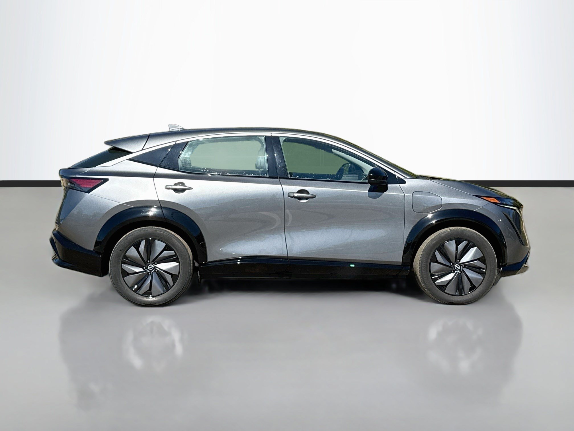 Used 2023 Gun Metallic Nissan ENGAGE image 8