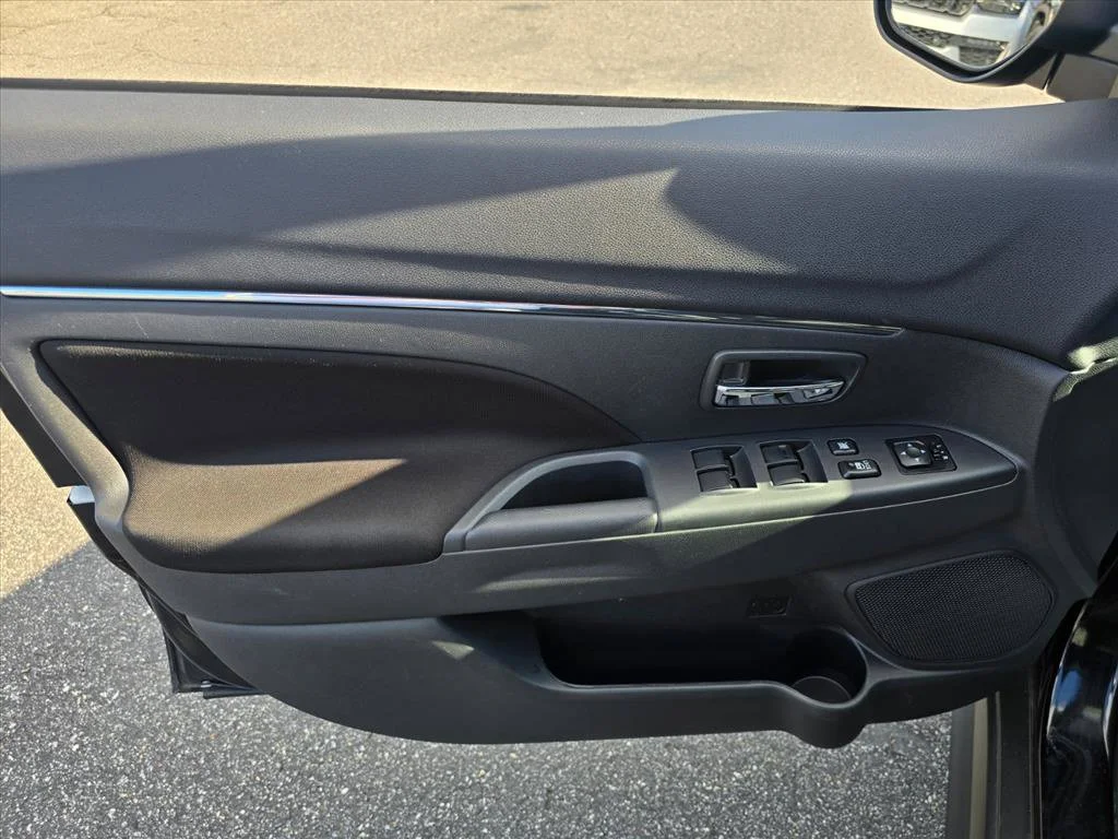 Used 2025 Black Mitsubishi 2.0 SE image 9