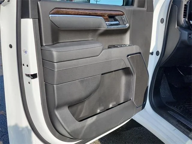 New 2026 White GMC Elevation image 12