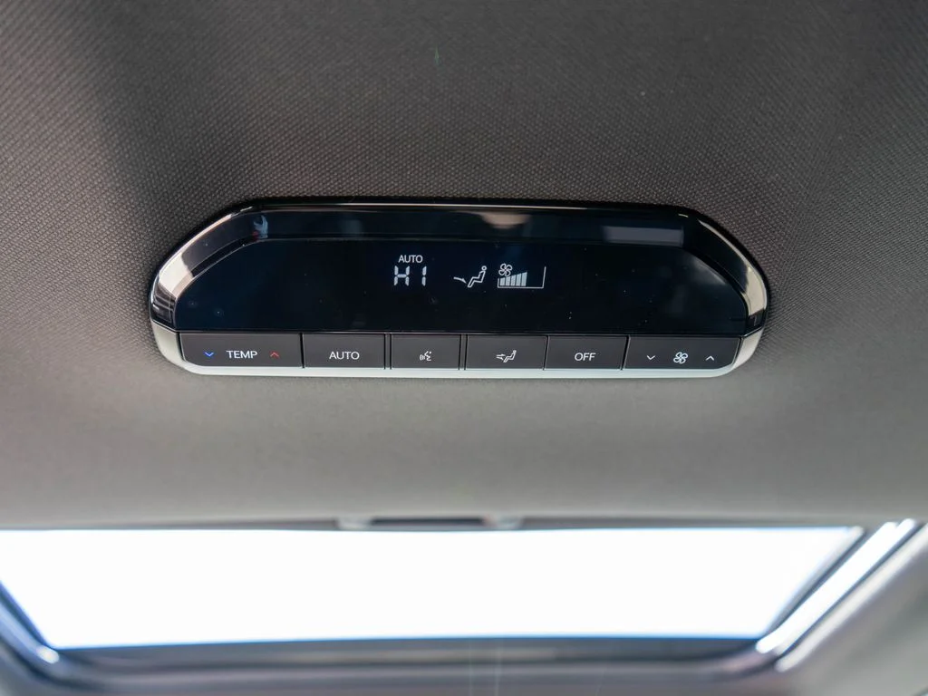 New 2027 Ivory Silver Kia S image 15