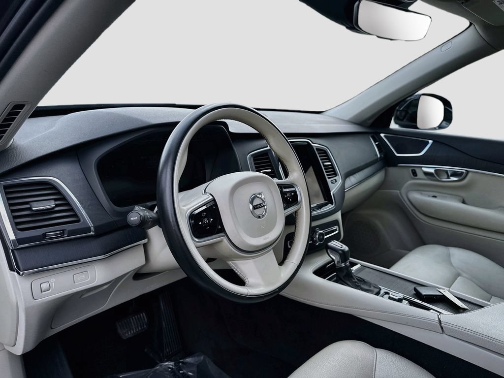 Used 2020 Black Volvo Momentum image 9