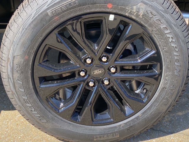 New 2026 Carbonized Gray Metallic Ford XLT image 8