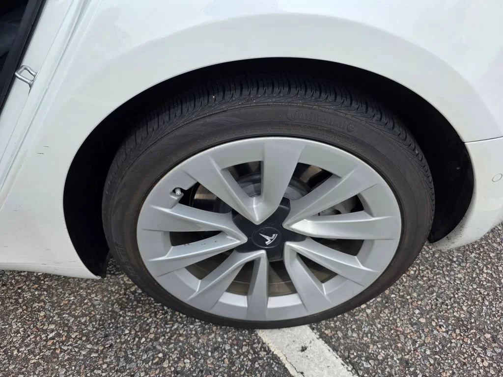 Used 2022  Tesla RWD image 26