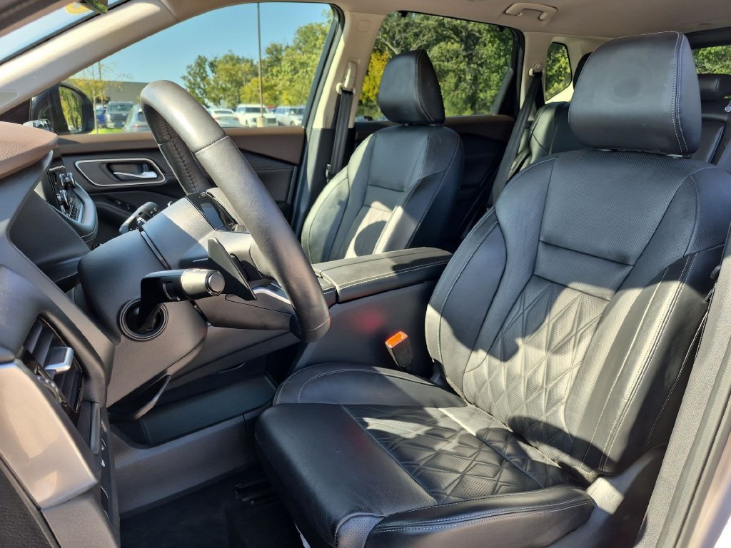 Used 2022 Gold Nissan Platinum image 11